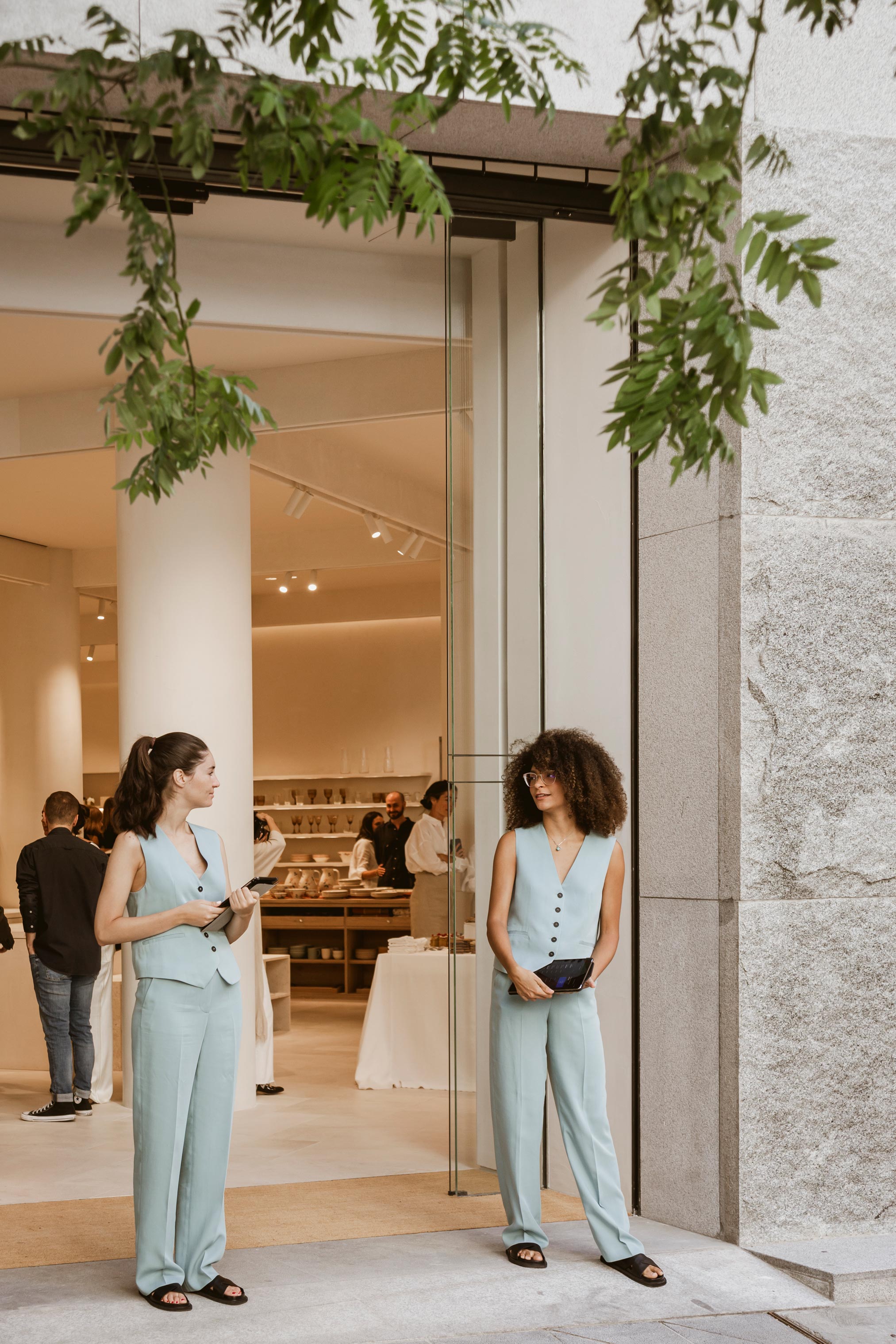 zara home カービング彫刻　サイドデスク モダンなベッドルーム家具 | ZARA 日本
